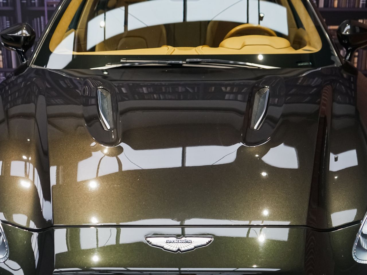 Foto Aston martin DBX 6