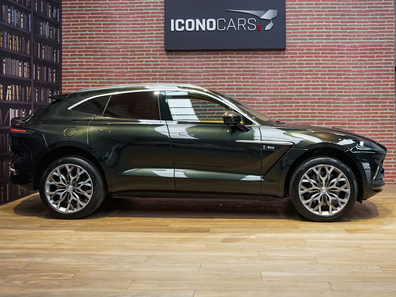 Foto Aston martin DBX 8