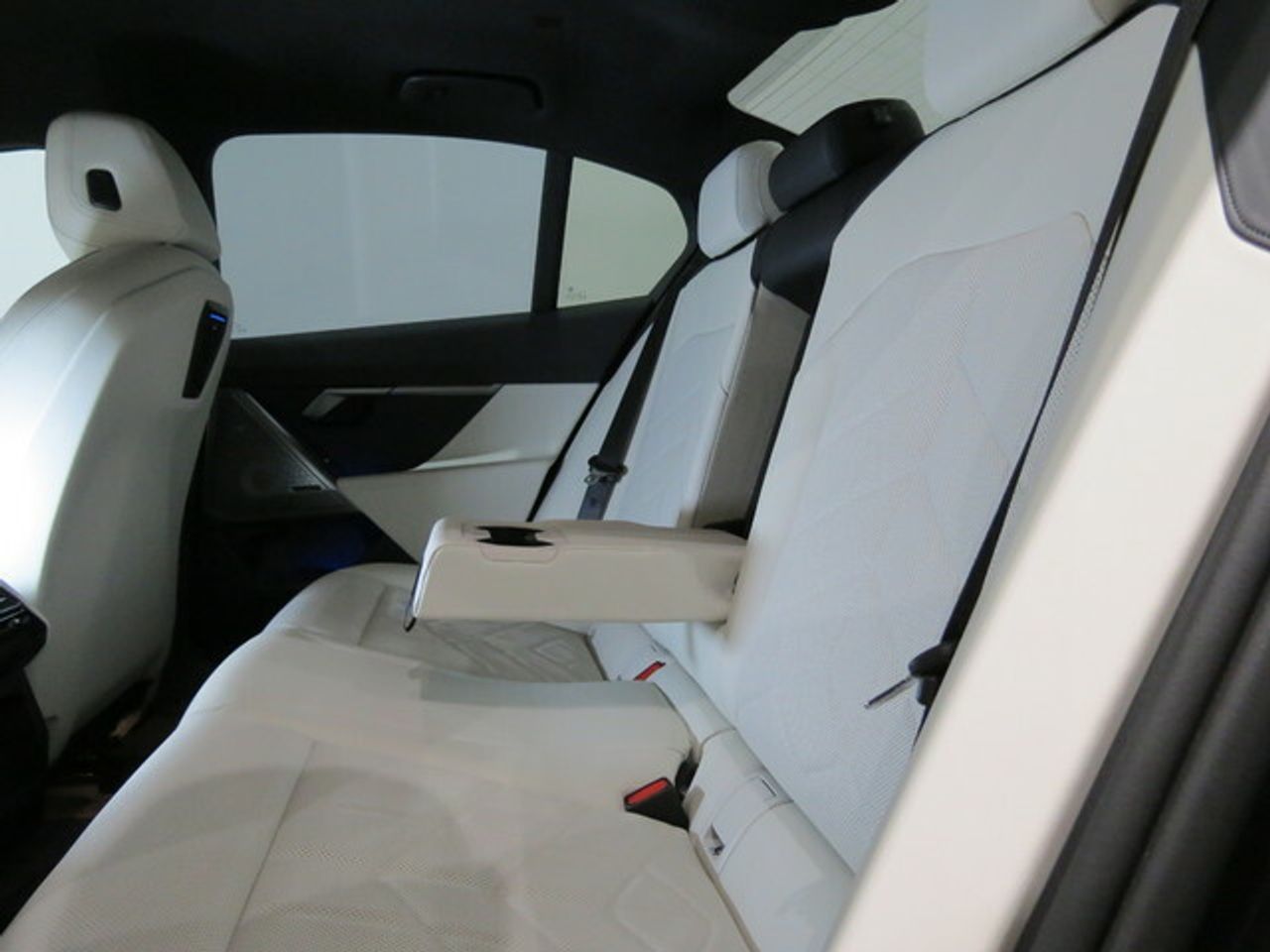 Foto BMW i5 10