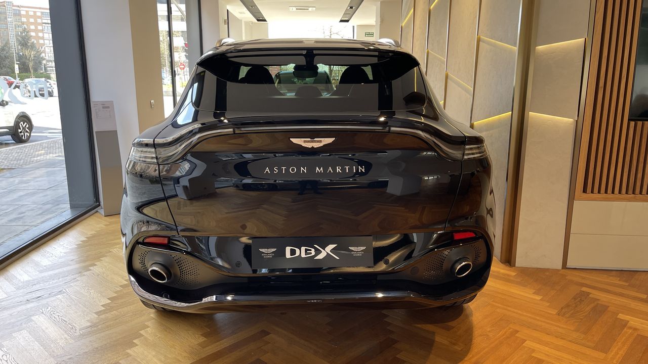 Foto Aston martin DBX 5