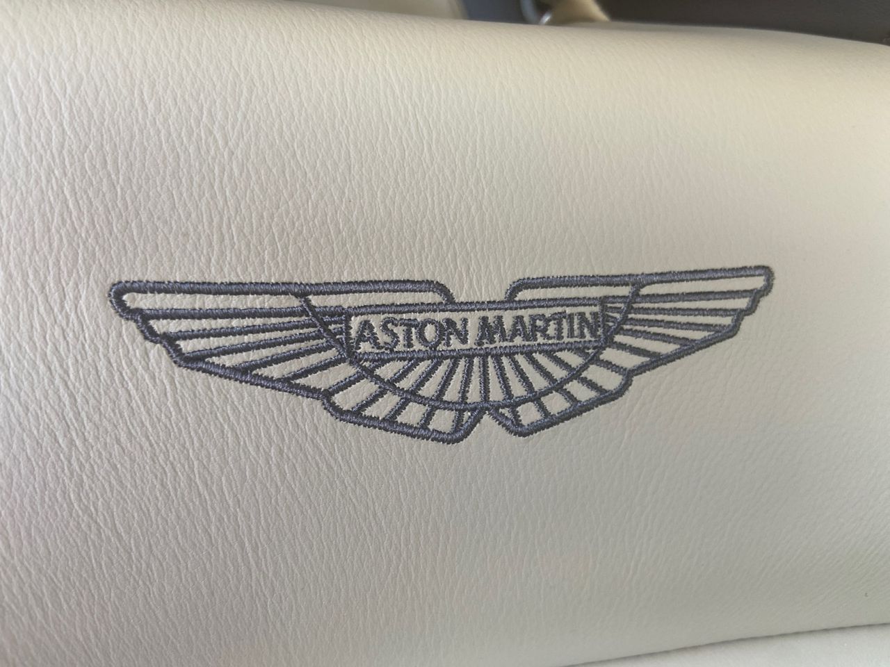 Foto Aston martin DBS 20