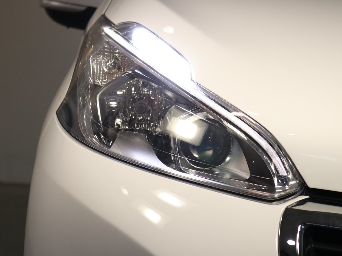 Foto Peugeot 208 11